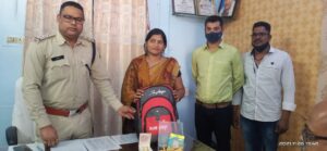 सिविल लाइन पुलिस के द्वारा महिला का गुम बेग प्रार्थीया को सौपा गया